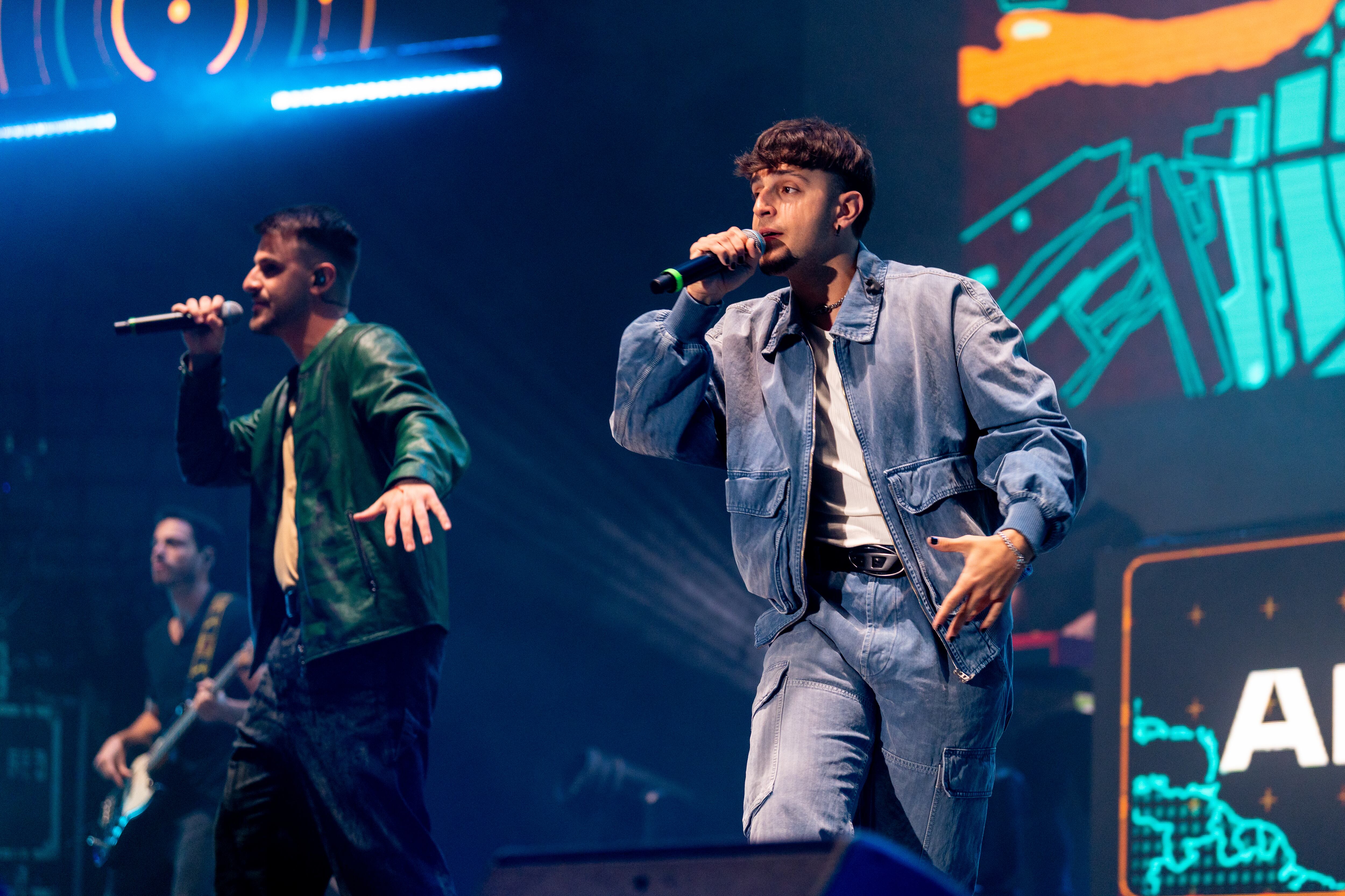 Tras estar en la preparty y en LOS40 Primavera Pop Madrid, ahora Adexe y Nau no se quisieron perder el show en Badalona y compartieron con todos 'X Aquí X Allá'