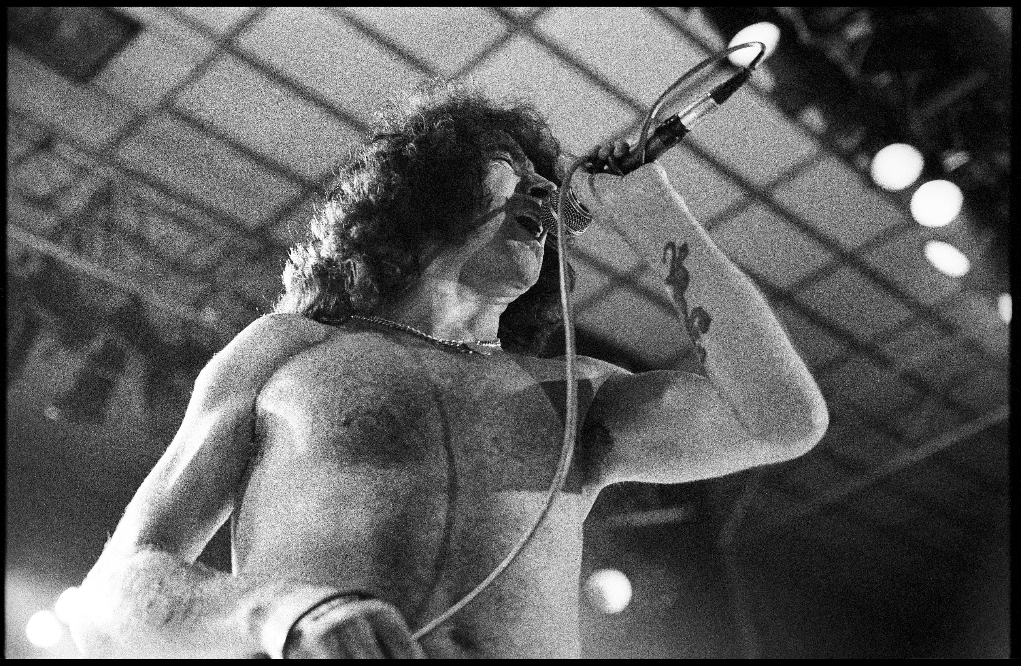 Bon Scott, integrante de AC/DC, actúa en directo en el Jaap Edenhal de Ámsterdam, Países Bajos, durante la gira "The Highway to Hell", el 12 de noviembre de 1979. (Foto de Rob Verhorst/Redferns)