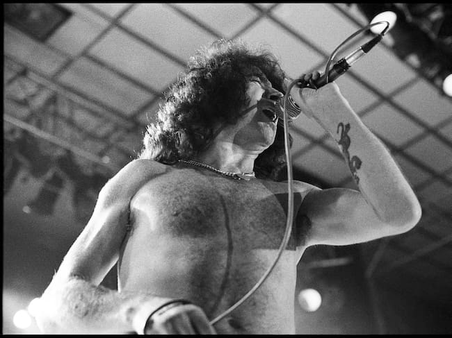 Bon Scott, integrante de AC/DC, actúa en directo en el Jaap Edenhal de Ámsterdam, Países Bajos, durante la gira "The Highway to Hell", el 12 de noviembre de 1979. (Foto de Rob Verhorst/Redferns)