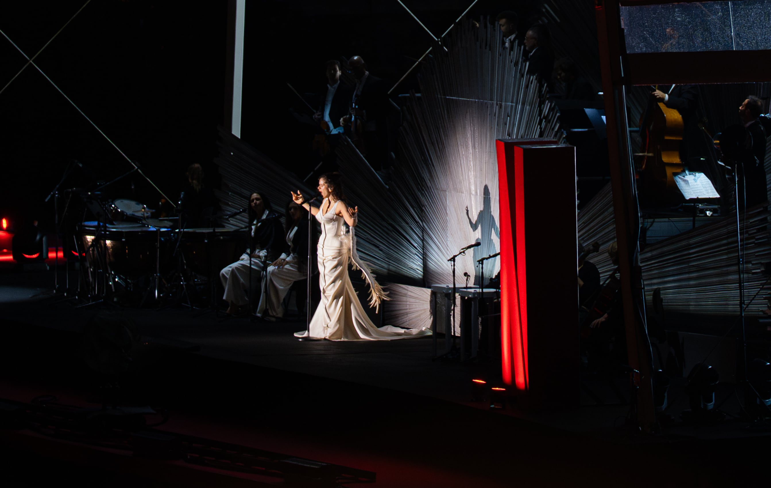 Rosalía durante su actuación en el evento  'Jarana en el Guadalquivir' dentro de la premiere global de 'Berlín y la dama del armiño' en Sevilla. / Maria Jose Lopez/Europa Press via Getty