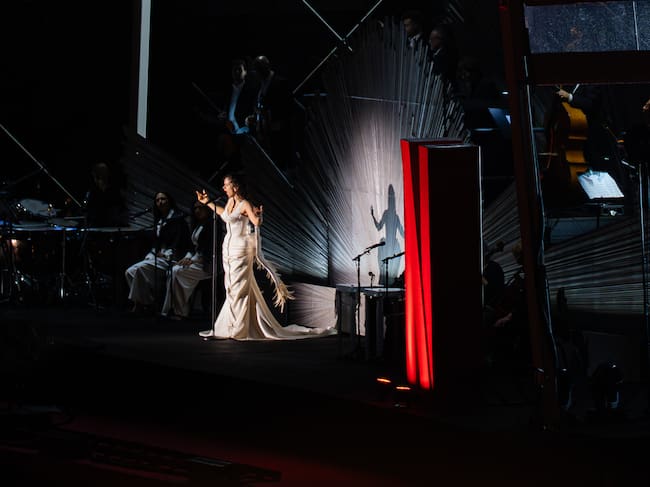 Rosalía durante su actuación en el evento 'Jarana en el Guadalquivir' dentro de la premiere global de 'Berlín y la dama del armiño' en Sevilla. / Maria Jose Lopez/Europa Press via Getty