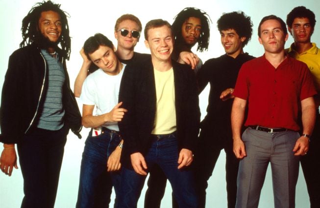 UB40 en 1983. De izquierda a derecha:  Astro (Terence Wilson), Norman Hassan, Brian Travers, Ali Campbell, Earl Falconer, Jimmy Brown, Robin Campbell y Mickey Virtue. 