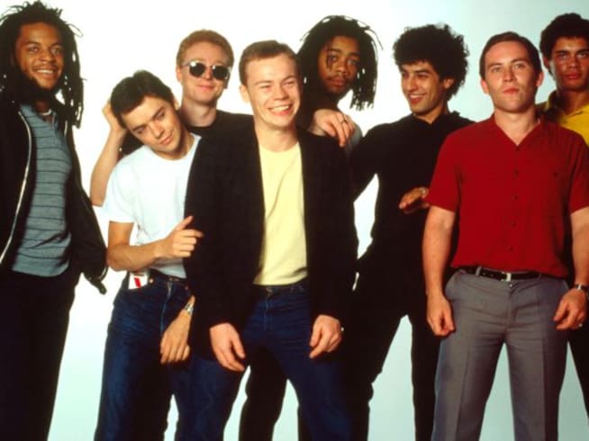 UB40 en 1983. De izquierda a derecha:  Astro (Terence Wilson), Norman Hassan, Brian Travers, Ali Campbell, Earl Falconer, Jimmy Brown, Robin Campbell y Mickey Virtue. 