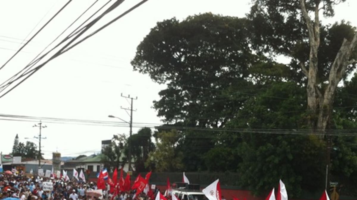 LO QUE PASA EN TIQUICIA: Marcha frente a la CCSS