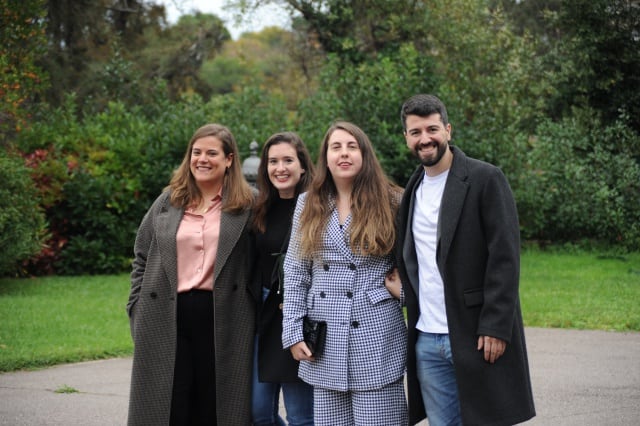 Victoria Martín y Carolina Iglesias en el centro, a punto de recoger su premio Ondas, junto a Susi y Nacho (producción de &#039;Estirando el chicle&#039;)