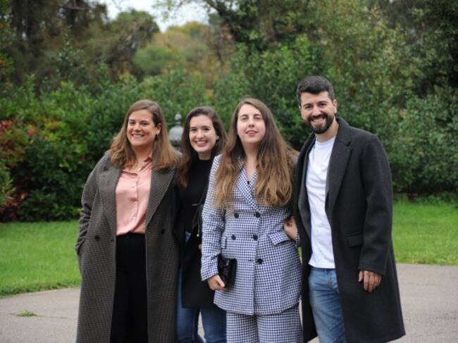 Victoria Martín y Carolina Iglesias en el centro, a punto de recoger su premio Ondas, junto a Susi y Nacho (producción de 'Estirando el chicle')