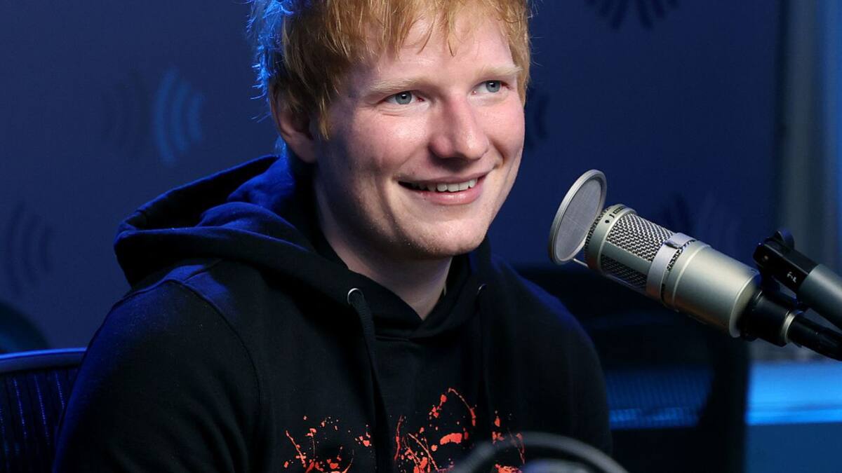 Ed Sheeran sorprende a dos locutores regalándoles una peculiar escultura gigante