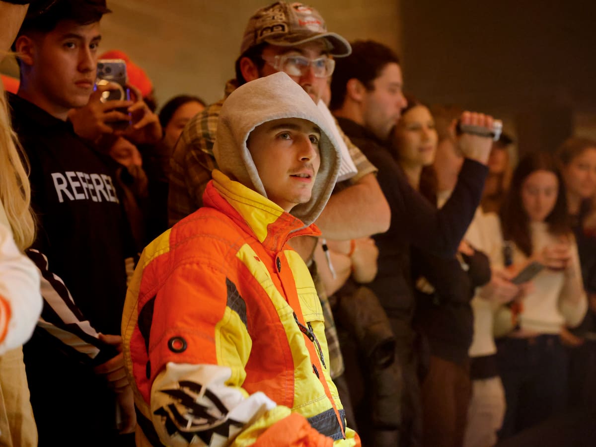 Timothée Chalamet se une al rapero EsDeeKid en '4 Raws Remix' y desmonta la teoría sobre su alterego