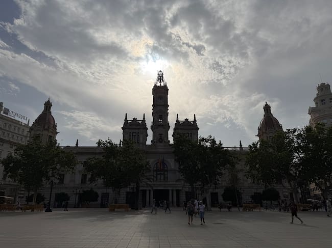 Contraluz resuelto con fidelidad en un iPhone 17 Pro