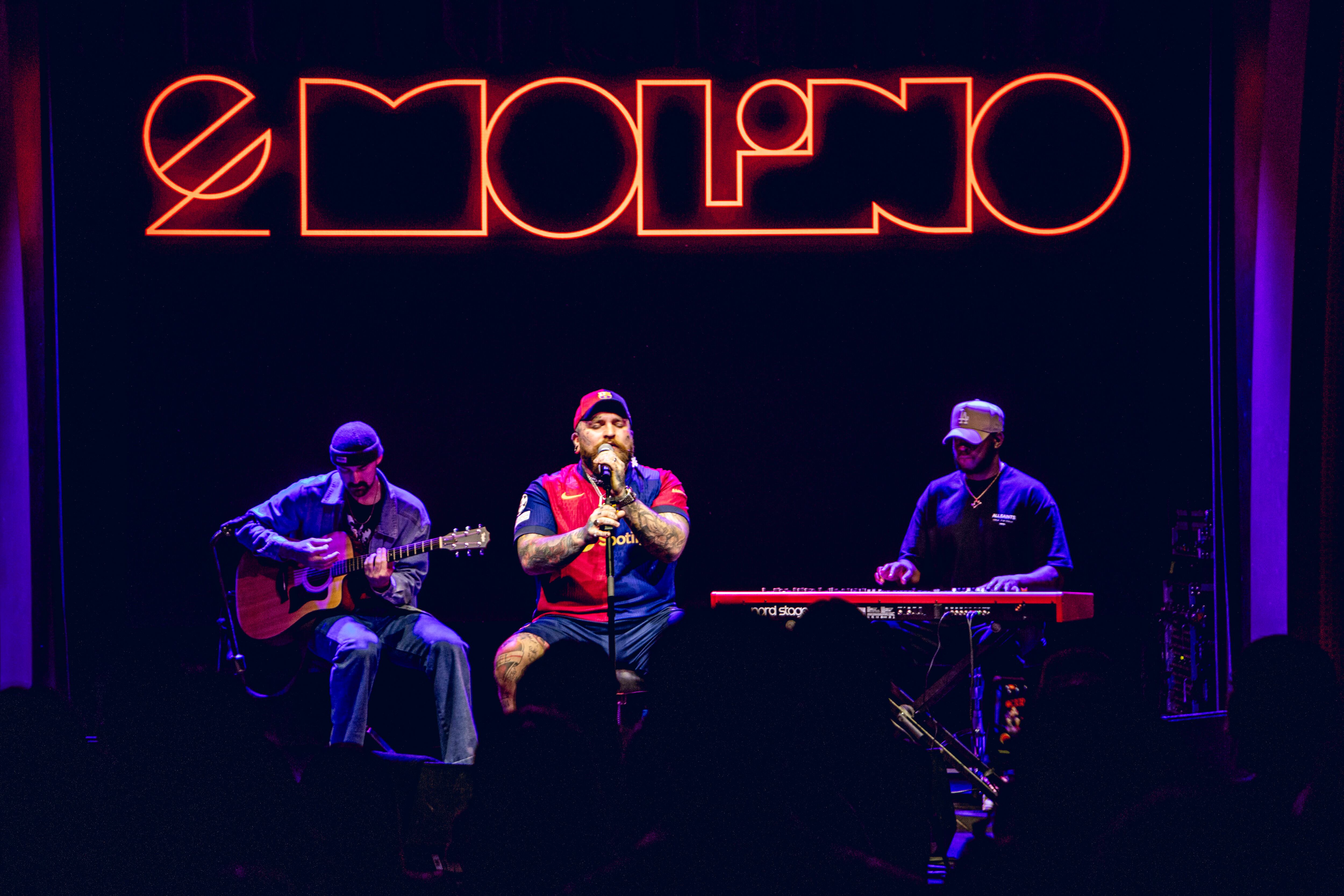 Cristina Regatero fue la maestra de ceremonias a quién Teddy Swims dejó claro que no habría debutado en la música de no ser por su profesor de canto.