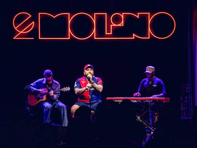 Cristina Regatero fue la maestra de ceremonias a quién Teddy Swims dejó claro que no habría debutado en la música de no ser por su profesor de canto.