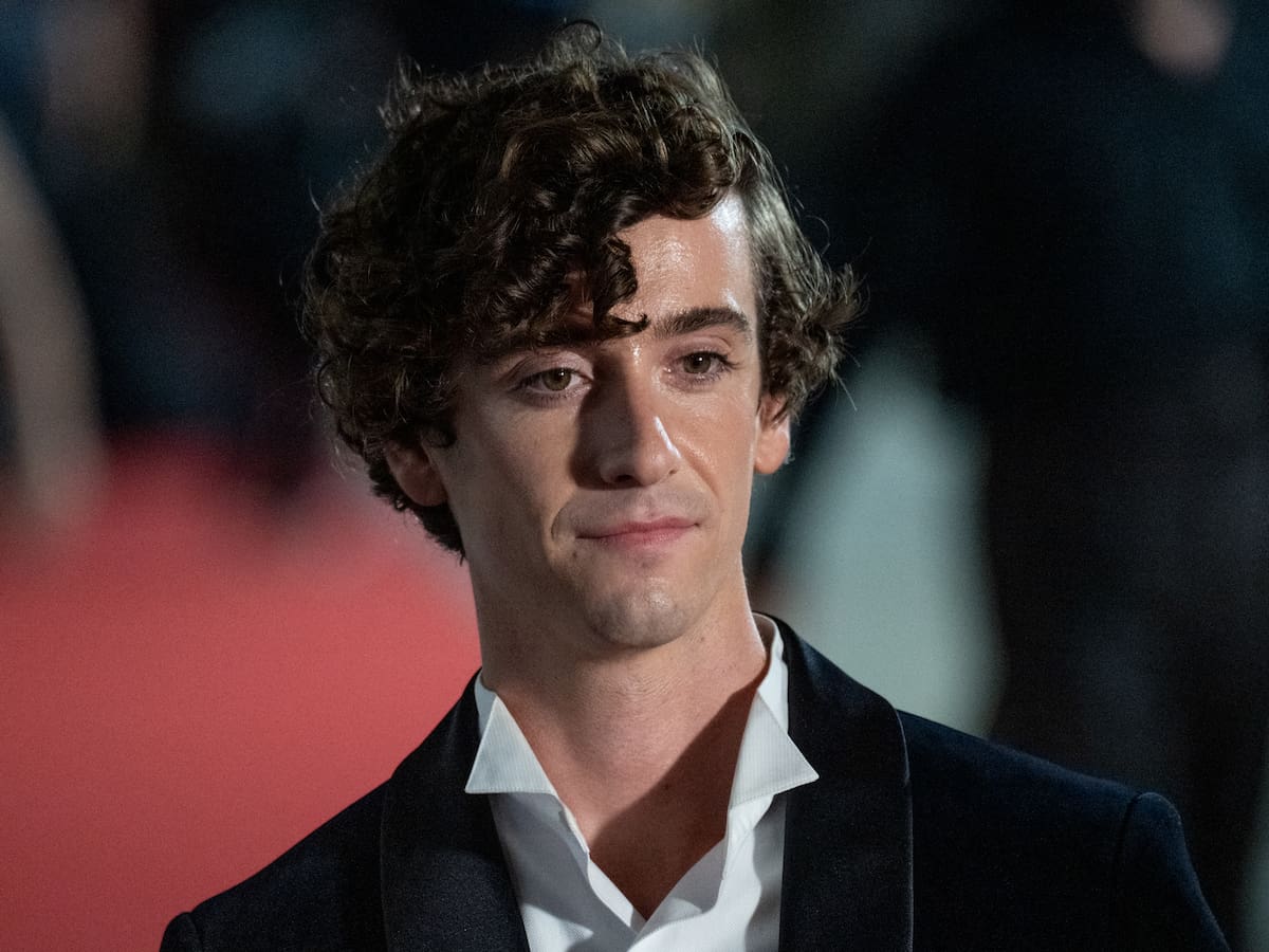 El momento más mágico del Festival de San Sebastián: Guitarricadelafuente canta 'La nieve' junto a otro actor de 'La bola negra'