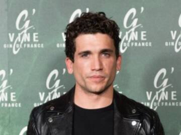 Jaime Lorente comparte la primera foto de su novia y su hija juntas: “Por ser todo”