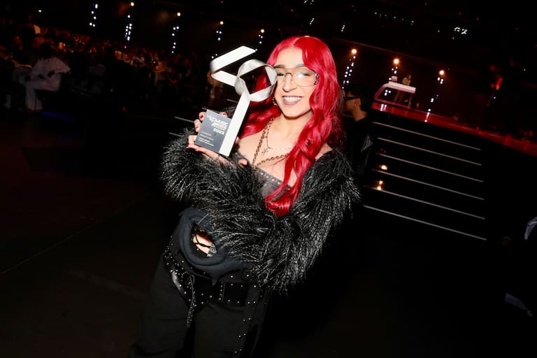 De La Rose con su premio a Mejor Artista Revelación en LOS40 Music Awards Santander 2025