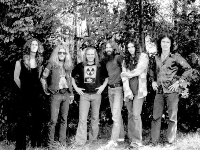 &#039;Lynyrd Skynyrd&#039; en 1975. De izquierda a derecha: Allen Collins, Leon Wilkeson, Ronnie Van Zandt, Artimus Pyle, Gary Rossington y Billy Powell. 