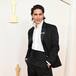 Enzo Vogrincic hace un homenaje a 'La Sociedad de la Nieve' con un broche de Loewe en la alfombra roja de los Oscar