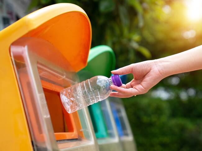 Sólo el 36% de las botellas de plástico se recogen de manera separada.