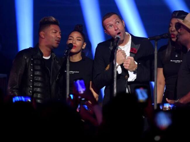 Coldplay, durante la actuación en el Museo de Historia Natural para presentar Everydaylife.