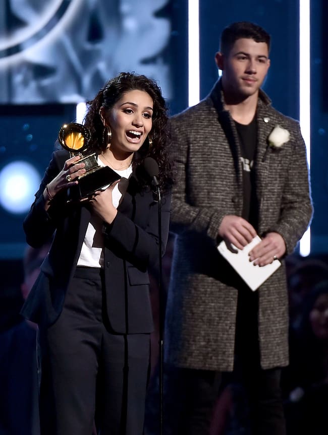 Alessia Cara recogiendo su premio Grammy en 2018