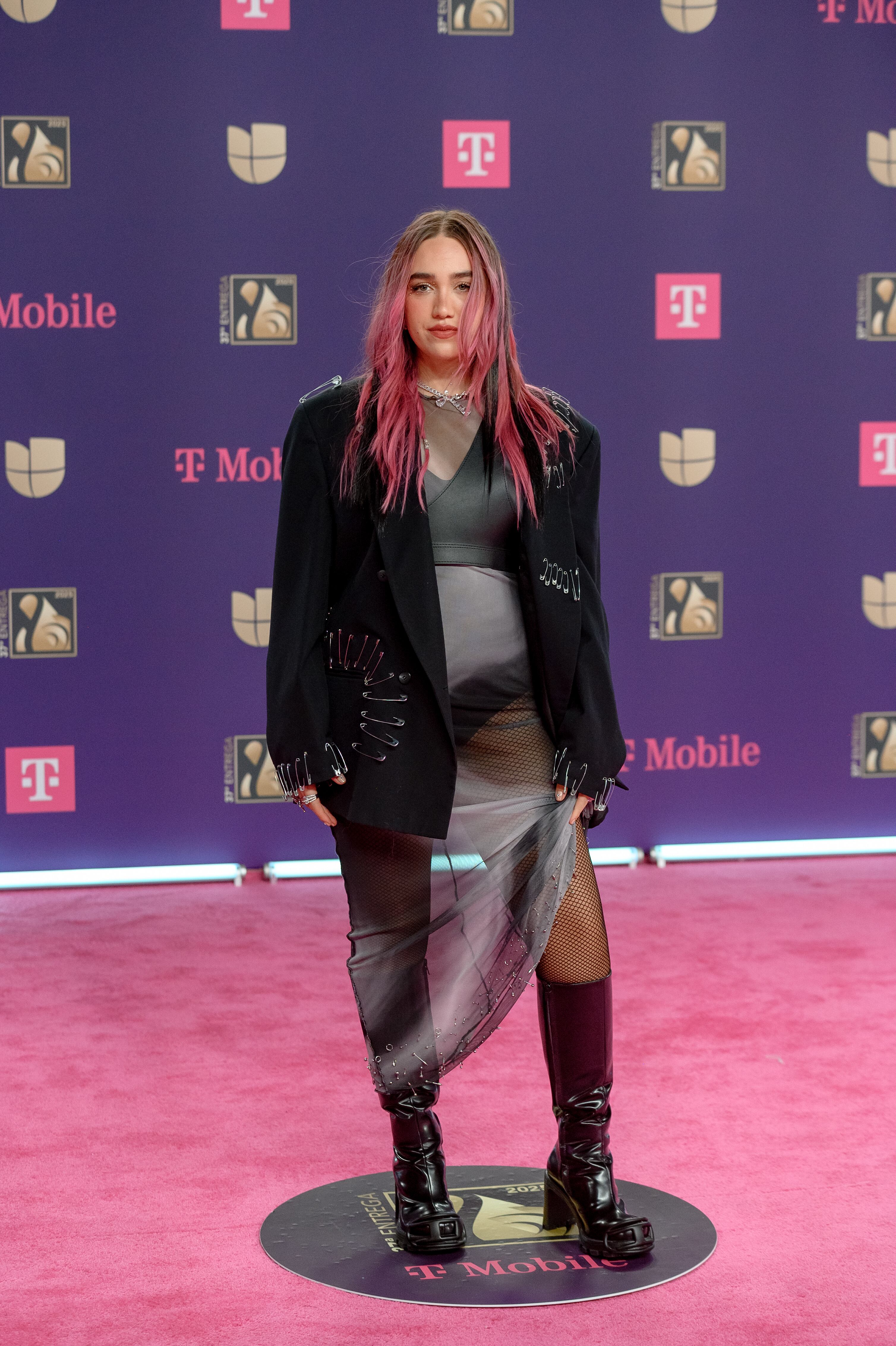 Ela Taubert, lo siento, pero tenemos que decir que no escogiste uno de los diseños más favorecedores de la noche. Vestido transparente con blazer oversize.