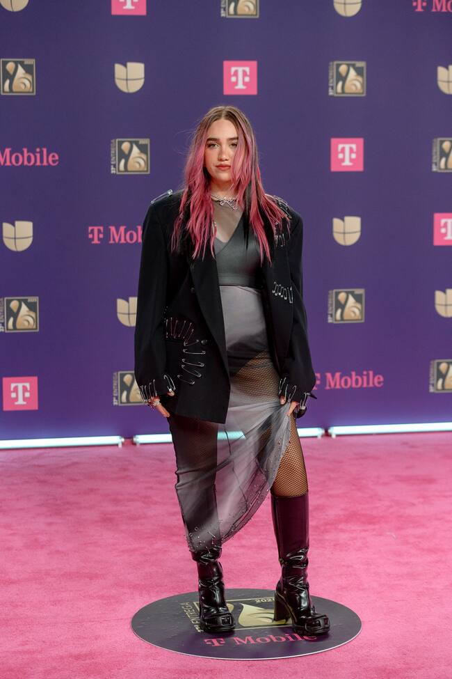 Ela Taubert, lo siento, pero tenemos que decir que no escogiste uno de los diseños más favorecedores de la noche. Vestido transparente con blazer oversize.