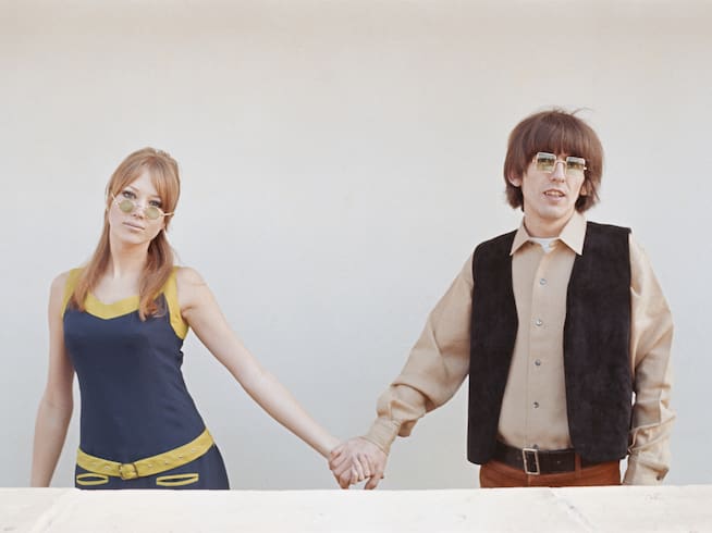 George Harrison y Pattie Boyd posan en una fotografía realizada en 1970.