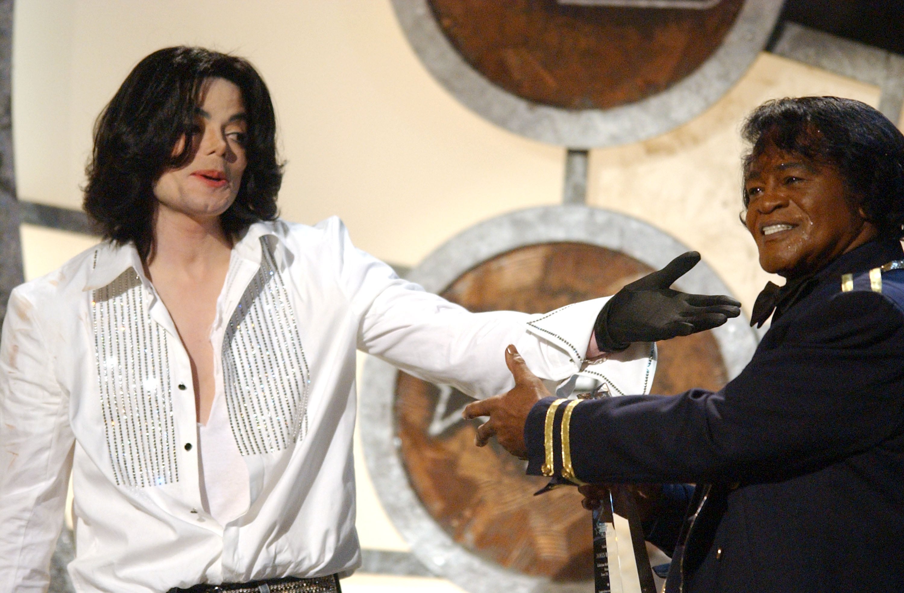 Michael Jackson dándole a James Brown su premio por su trayectoria en los BET Awards