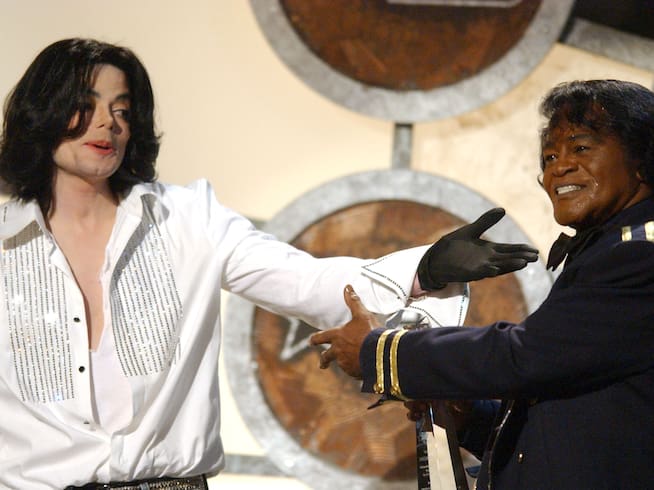 Michael Jackson dándole a James Brown su premio por su trayectoria en los BET Awards