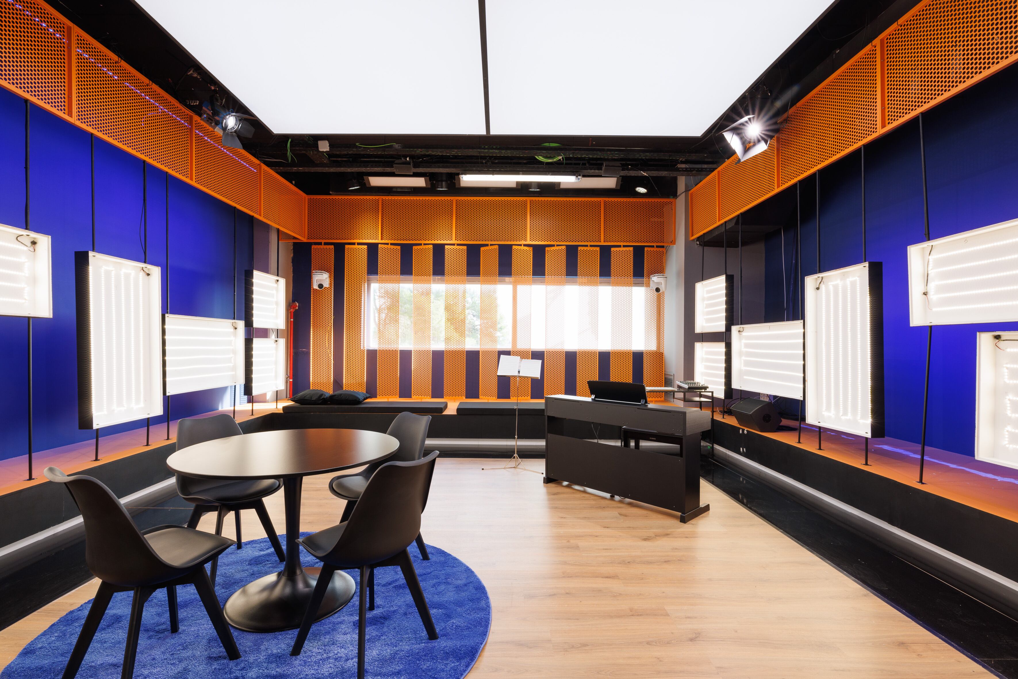 Los recuerdos de esta sala tienen entre ellos la preparación de actuaciones increíbles. Ahora, pese a tener un nuevo aspecto, seguramente que siga siendo el lugar perfecto para ver dónde nacerán algunas de las voces que nos conquistarán gala a gala.