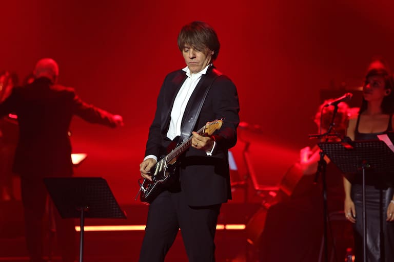 Laura no es la única músico dentro de la familia, su marido, Paolo Carta, también demostró que tiene lo suyo subiendo al escenario para tocar la guitarra.