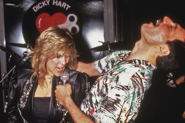 Freddie Mercury canta a dúo con Samantha Fox en una fiesta en Londres en 1986.