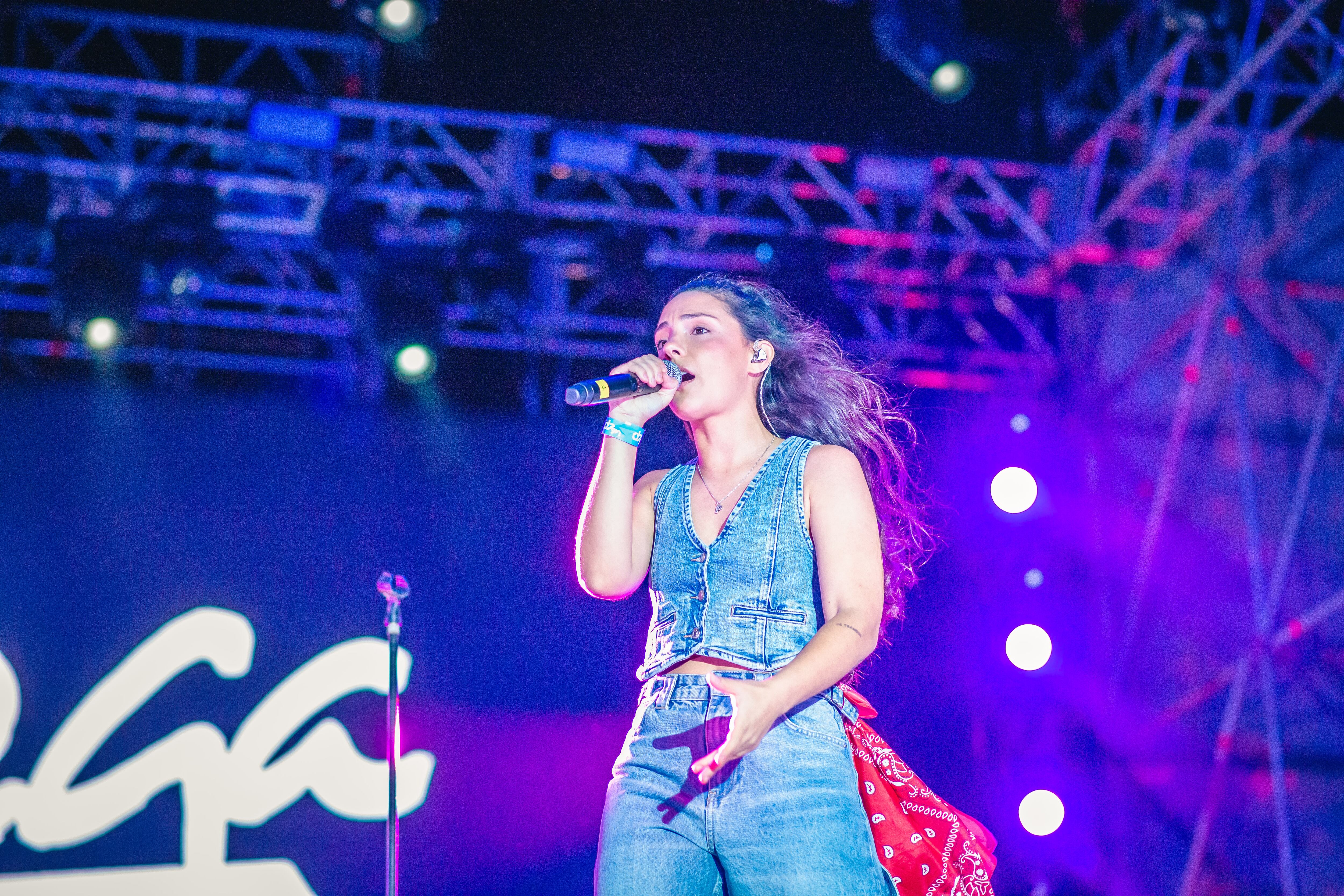 Farga emocionó a todos los asistentes con sus canciones sobre el escenario de LOS40 Playa Pop.