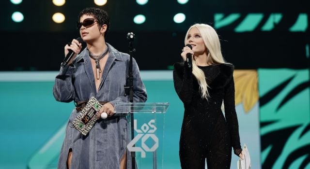 Nathy Peluso y Valentina Zenere en LOS40 Music Awards 2022.