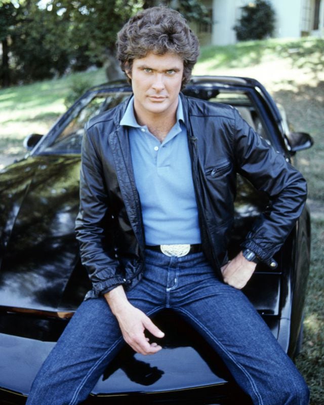 El actor David Hasselhoff, sentado sobre Kitt, el coche inteligente de &#039;El coche fantástico&#039;, en 1983.