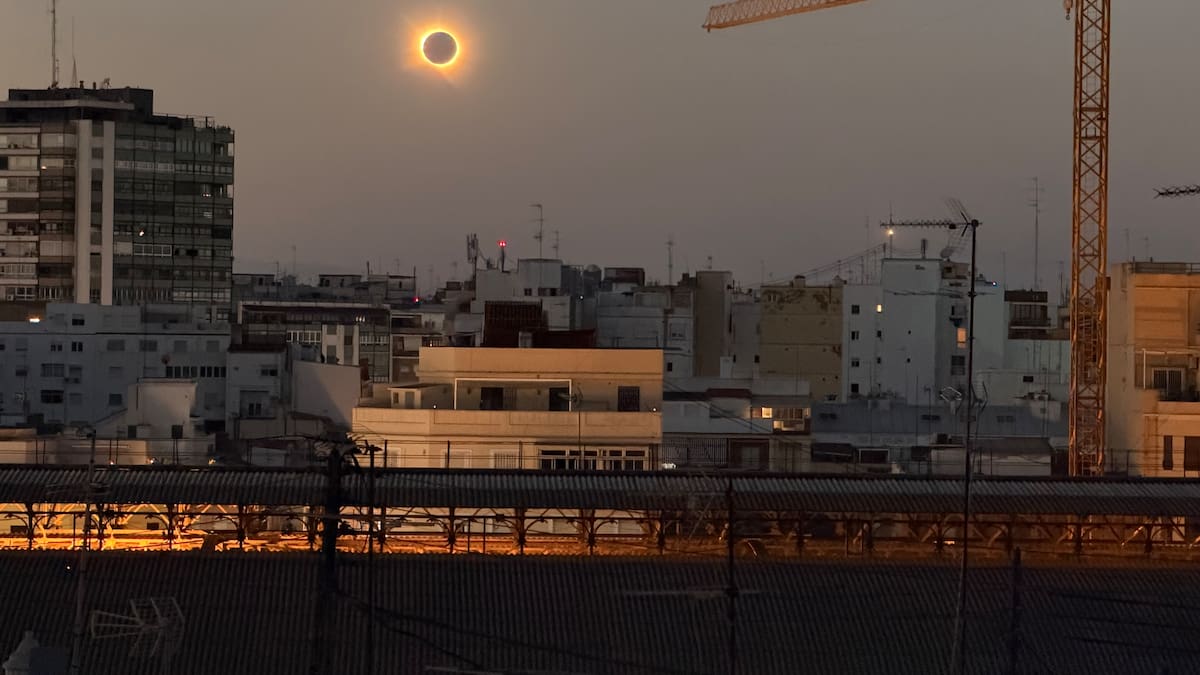 El curioso efecto del iPhone 17 Pro durante el eclipse de Valencia que terminó jugando a mi favor