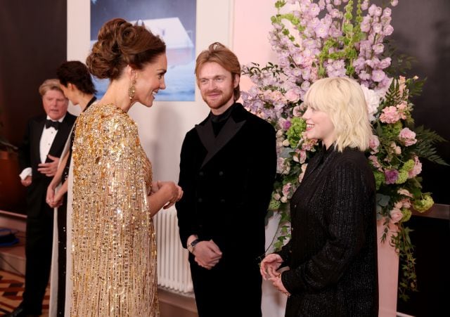 Kate Middelton charla con Billie Eilish y su hermano Finneas en el estreno de &#039;Tiempo para morir&#039;.