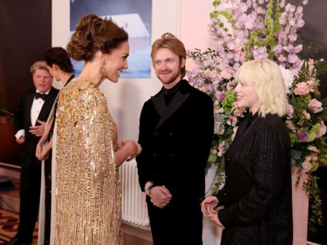 Kate Middelton charla con Billie Eilish y su hermano Finneas en el estreno de 'Tiempo para morir'.