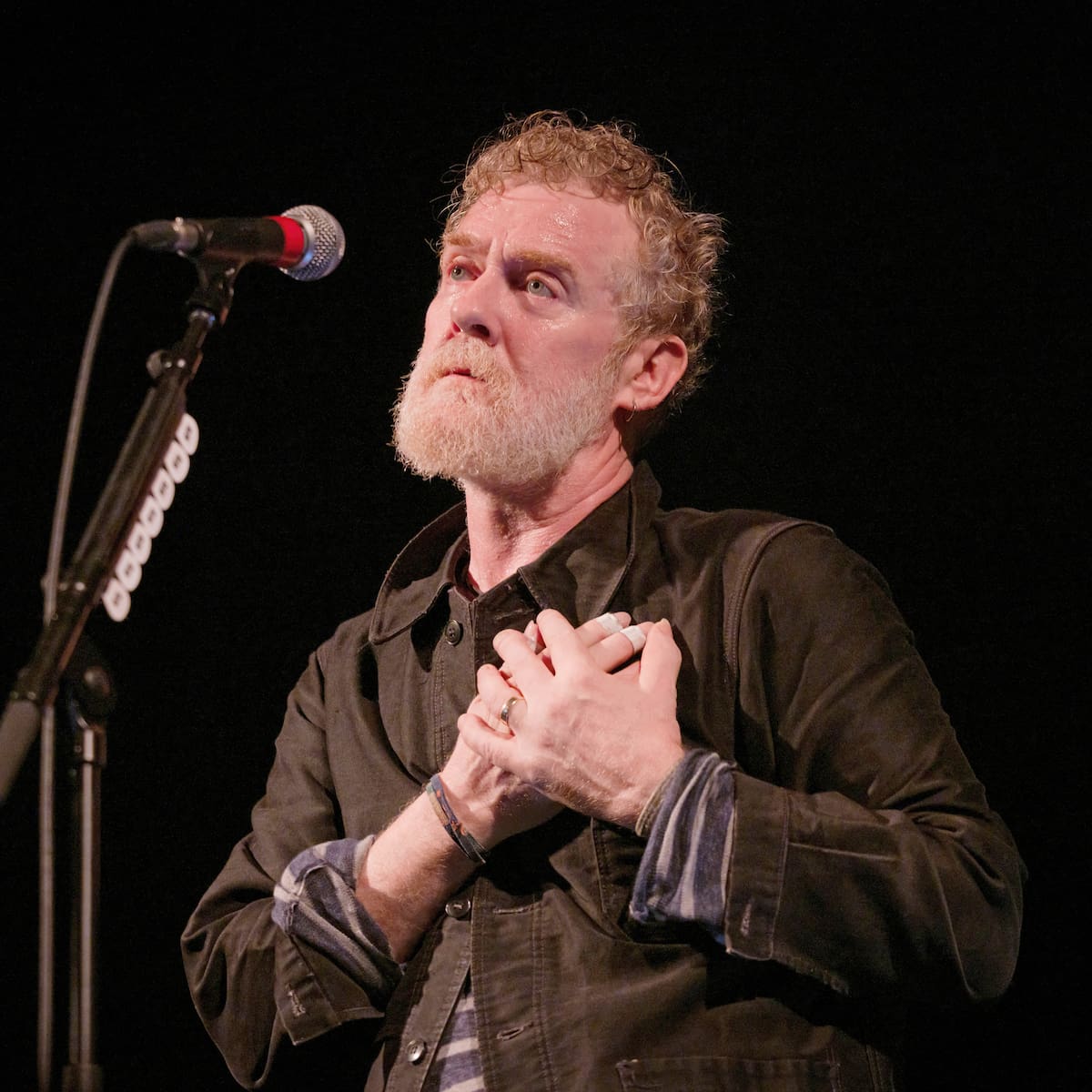 Muere Glen Hansard, el músico irlandés ganador de un Oscar, a los 56 años en un accidente de moto en Dublín