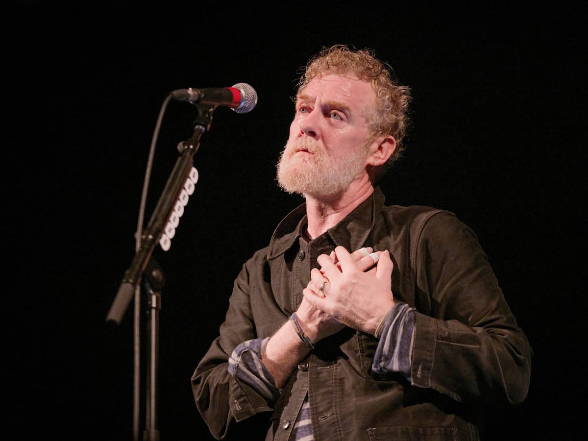 Muere Glen Hansard, el músico irlandés ganador de un Oscar, a los 56 años en un accidente de moto en Dublín