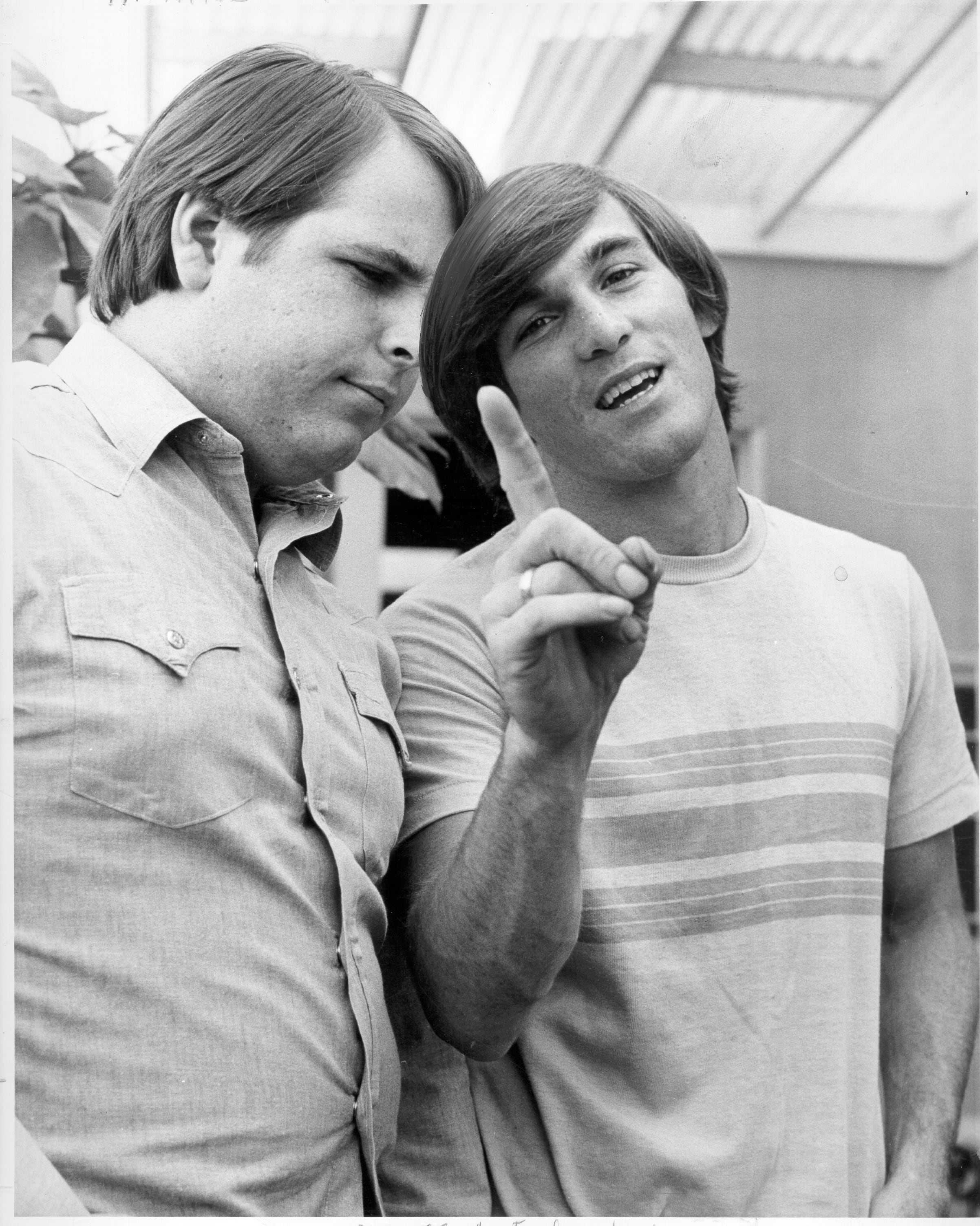 El guitarrista Carl Wilson y el batería Dennis Wilson