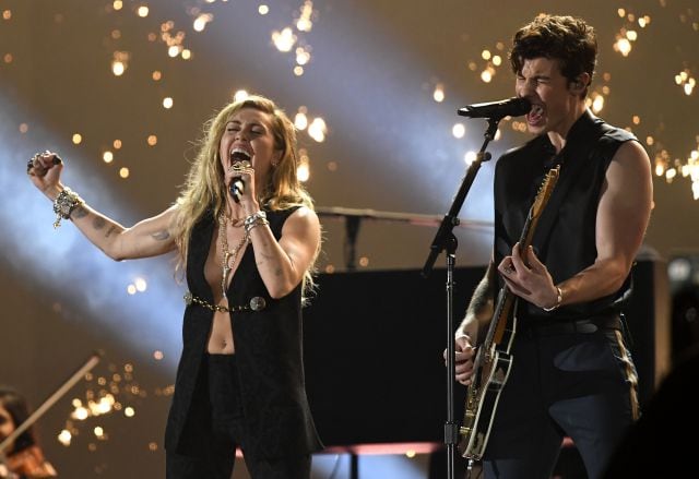 Miley Cyrus y Shawn Mendes cantan &#039;In my blood&#039; en los Grammy 2019.