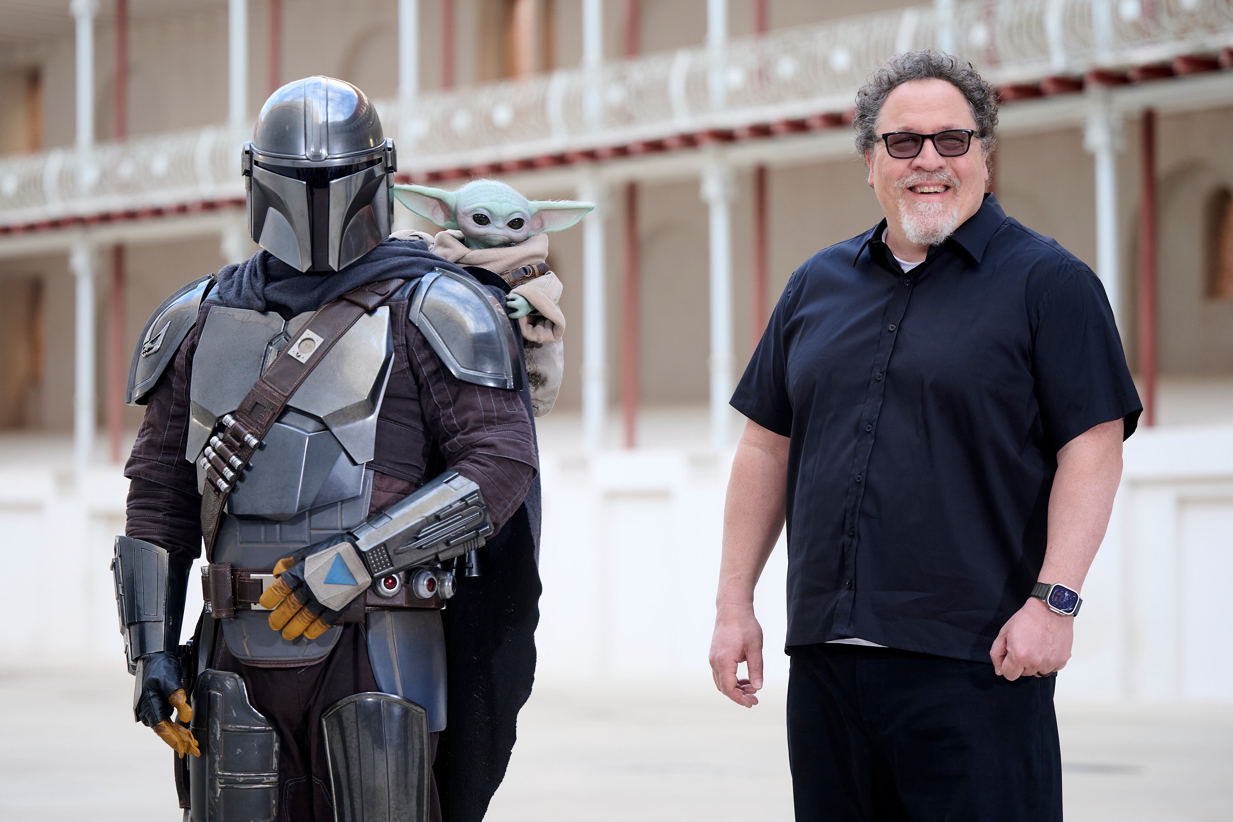 El Mandaloriano, Grogu y Jon Favreau en el photocall de 'The Mandalorian and Grogu' en Madrid. / Borja B. Hojas/Getty