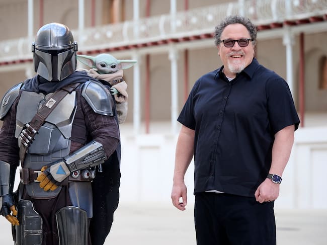 El Mandaloriano, Grogu y Jon Favreau en el photocall de 'The Mandalorian and Grogu' en Madrid. / Borja B. Hojas/Getty