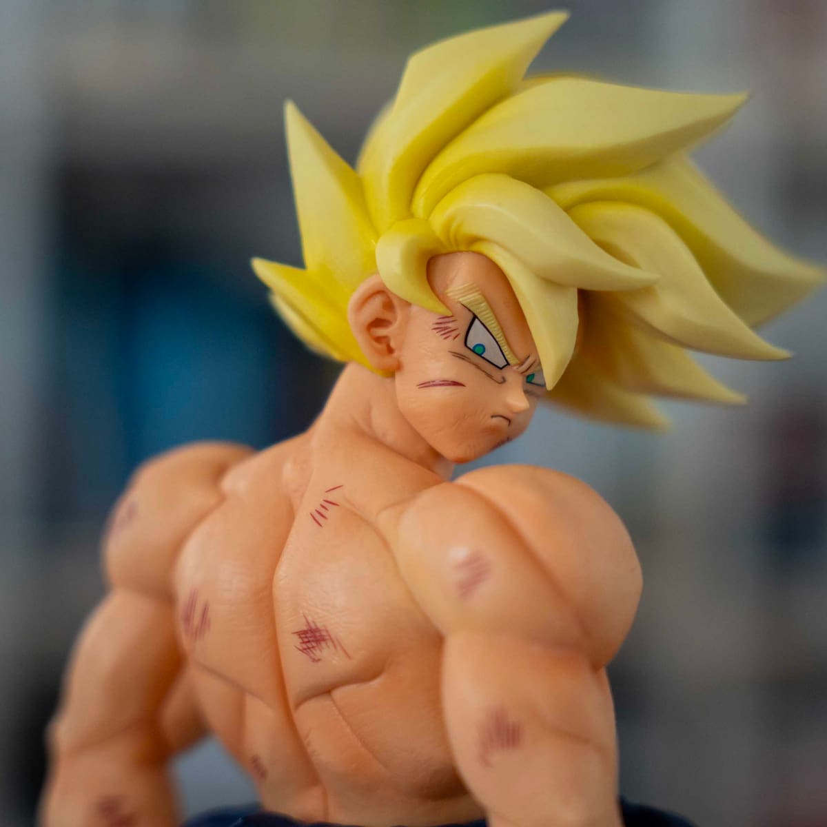 La primera figura de Goku que querrás poner de espaldas en tu estantería