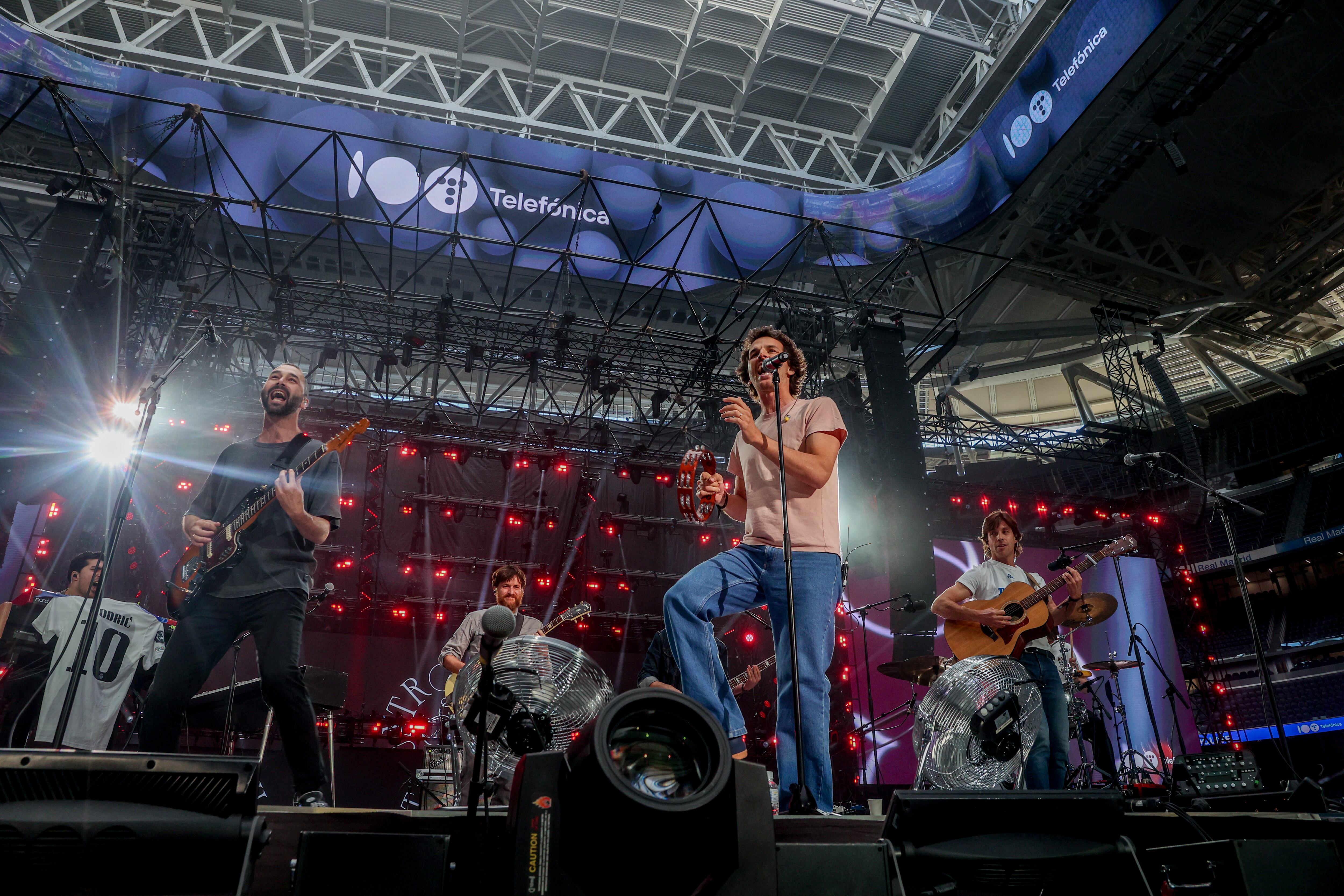 ¡De un número a otro! 84 ha inaugurado el concierto por los 100 años de Telefónica y ha recibido a la gente que, poco a poco, entraba al recinto con los brazos abiertos. (Photo By Ricardo Rubio/Europa Press via Getty Images)