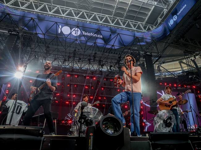 ¡De un número a otro! 84 ha inaugurado el concierto por los 100 años de Telefónica y ha recibido a la gente que, poco a poco, entraba al recinto con los brazos abiertos. (Photo By Ricardo Rubio/Europa Press via Getty Images)