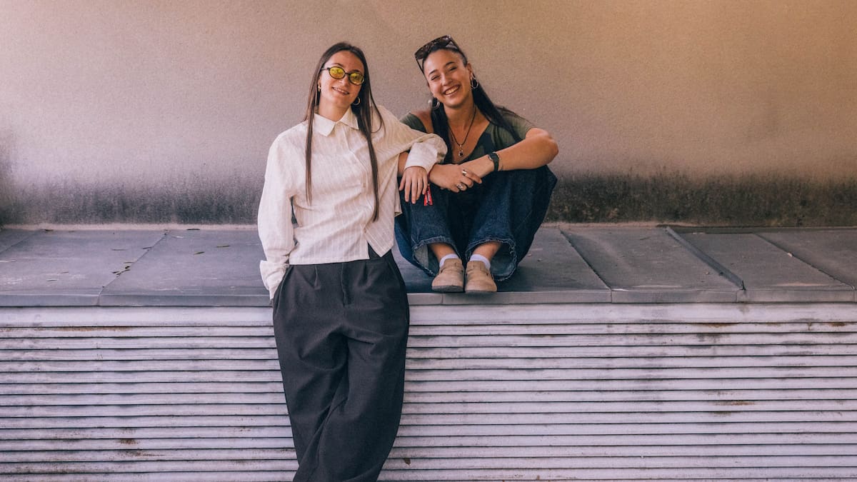 Naina i Juls reimaginen 'Cara de Cul' d’Oques Grasses: la cançó de l’estiu d’ELS40