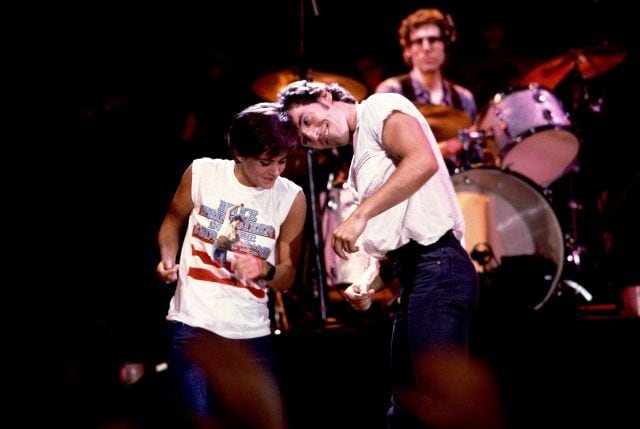 Bruce Springsteen y Courteney Cox, en la grabación del videoclip &#039;Dancing in the Dark&#039; en 1984.