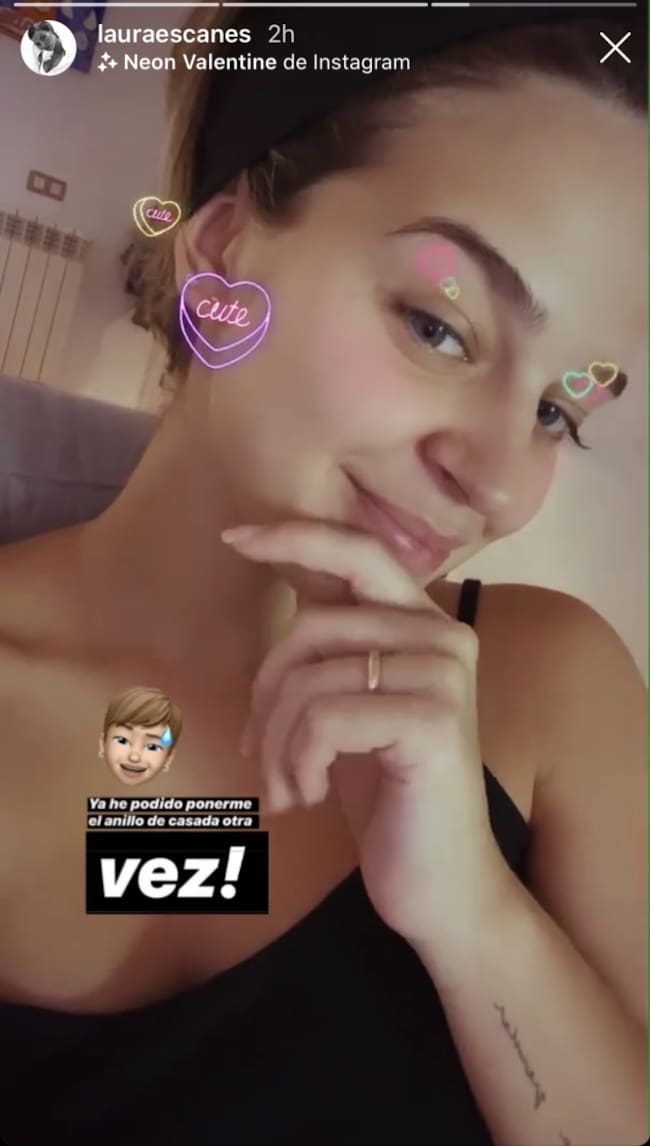 Laura muestra que ya se puede poner el anillo