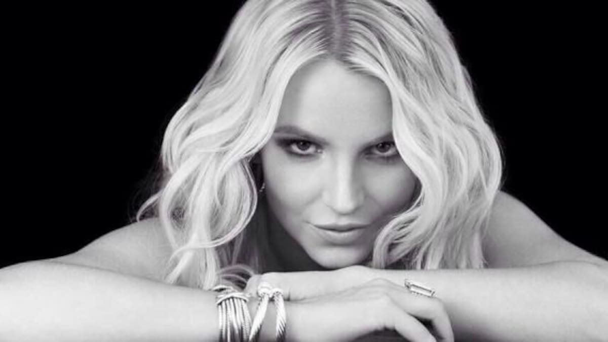 Britney Spears anda comoda sin corpiño